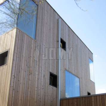 Escalera retráctil JOMY, de tamaño discreto, como un tubo de desagüe Gracias a su estética, la escalera JOMY se integra perfectamente en arquitecturas modernas y clásicas. Generalmente la